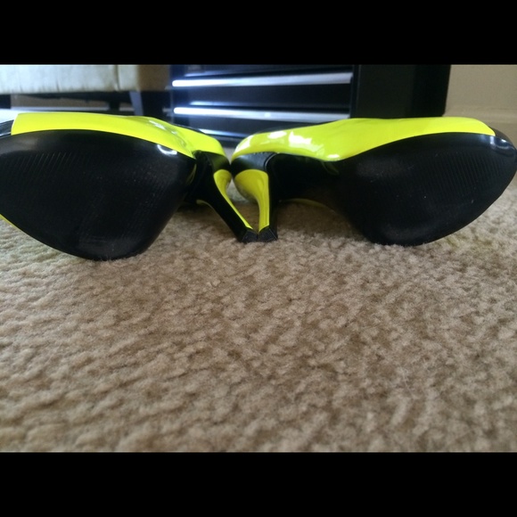 COPY - BCBG pumps neon yellow and black - Picture 4 of 4